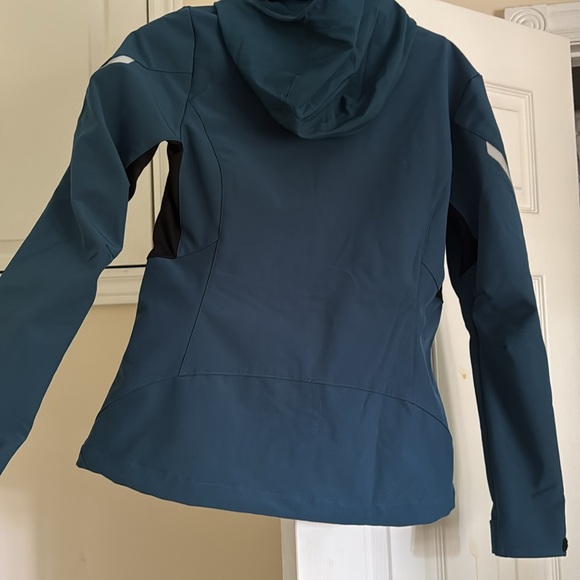 Tribod Windproof Jacket - Picture 2 of 3